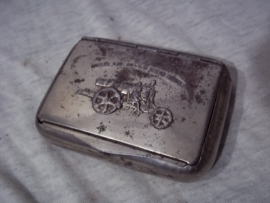 Militaire tabaksdoos met afbeelding van Oostenrijks Hongaars kanon. gemotoriseerd kanon  österr. - Ung. 30,5 c/m Motor Mörser.  zeer apart.