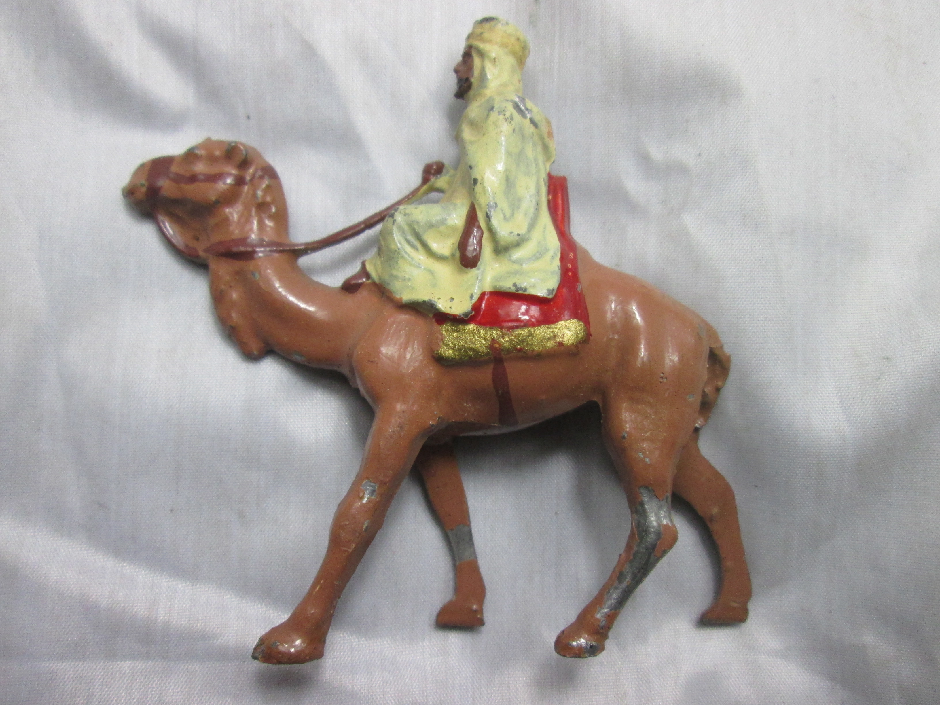 Tin Toy Arab soldier on camel. Tinnen soldaat Arabier op kameel gemerkt Britain made