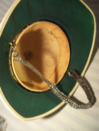Pith helmet of the Malta Police, with silver chain badge and spike. hard to find. Tropen helm Malra Politie met zilveren ketting embleem en spits, en brief dat je hem mag hebben, zeer zeldzaam item, MG = Maltese Government.