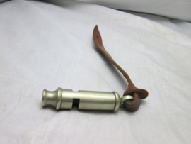 British army whistle with leather string. Engels leger fluitje J. Hudson & co - Birmingham 1941 met oorlogspijl wararrow.