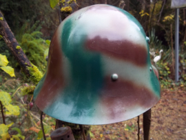 Bulgarian helmet pattern 1936 with post war camouflage. Bulgaarse helm model 1936 met naoorlogse camouflage, officieel zo gedaan.