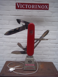 Moving pocket- knife VICTORINOX, Swiss Army knife. Mechaniek bewegend zakmes, zeer decoratief. werkt op electriciteit.