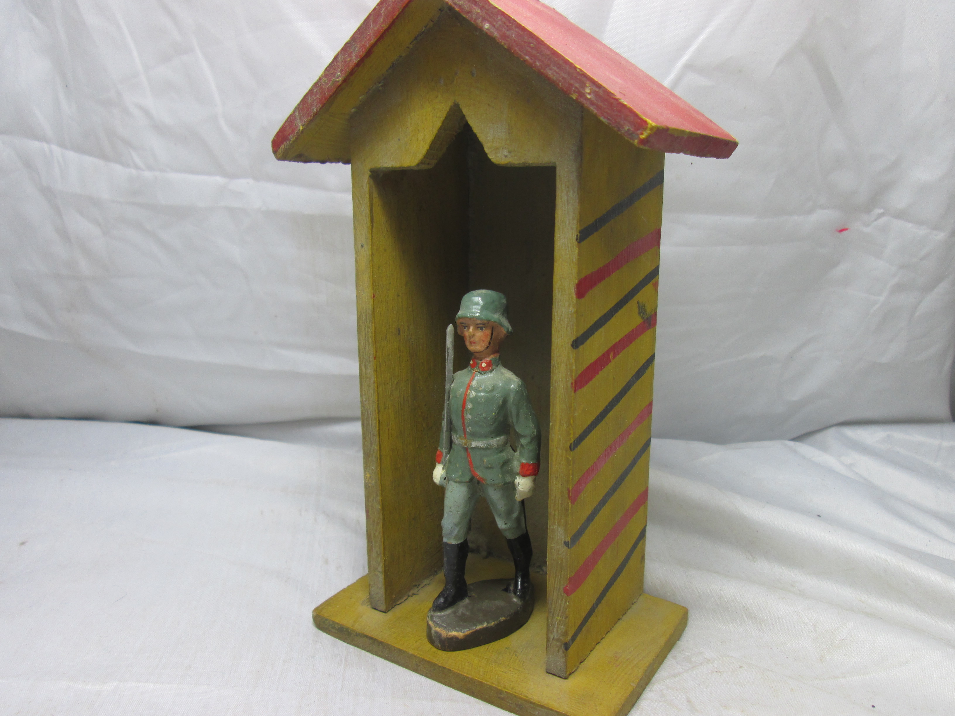 ELASTOLIN German soldier 10 cm. Elastolin Duitse soldaat in groot wachthuisje speciaal voor de 10 cm figuren zoals deze Duitse wachtpost, leuke bijzondere set
