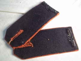 Dutch shoulderboards second infantry regiment 1890- 1910. Nederlandse manschappen schouder epauletten rood met een blauwe 2. Infanterie regiment.