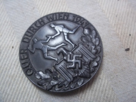 German- Austrian tinnie Sport badge,rare, Quer durch Wien 1941, with maker Friedrich Orth - Wien. Duits Oostenrijkse tinnie van de sportbond, zeldzaam, zware  kwaliteit