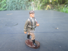 ELASTOLIN Marching german soldier. Marcherende Duitse soldaat met helm op de rug