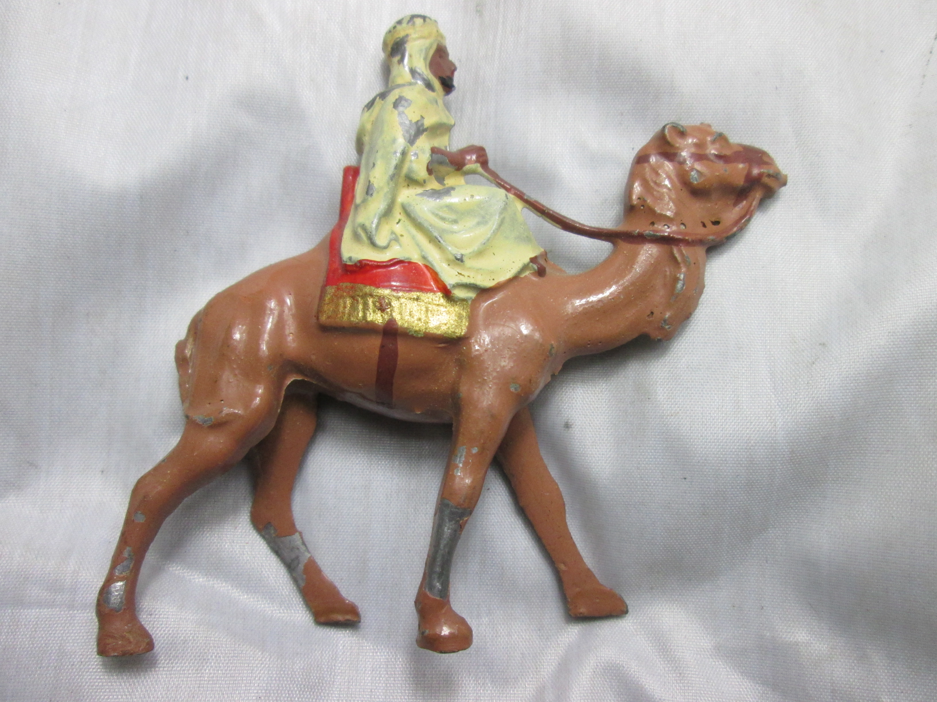 Tin Toy Arab soldier on camel. Tinnen soldaat Arabier op kameel gemerkt Britain made