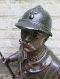 Statue of a French World War 1 soldier. very impressive.  Frans beeld, Le Poilu. Verdun, on ne passe pas. hoogte 64 cm. gesigneerd.