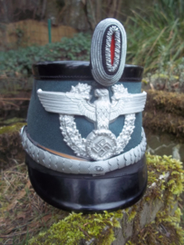 German police shako officer. Duitse politie schako officier. Schutzpolizei, met officiers binnenwerk, cocarde schubbenketting en helmembleem TOP staat. met etiket van eigenaar.groen doekovertrek.
