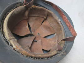 French helmet Casque Adrianne, M-1915 with infantry badge. Franse helm Model 1915 met infanterie embleem in een perfekte staat.