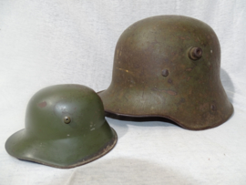 German helmet Mdl. 1916 as moneybox, RARE.Duitse blikken helm als spaarpot DRGM gestempeld, zeer zeldzaam, originele kleur, Duitse helm M-16 zeer gezocht item.