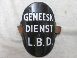 Dutch civil defense armshield. Nederlandse emaille armband van de L.B.D. Lucht Beschermings Dienst. Geneeskundige Dienst in MINT staat