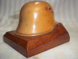 Miniature German helmet Model 1916 made of wood.  Miniatuur helm Duits WO1 gemaakt van hout, zeer apart. 10 bij 10 cm.