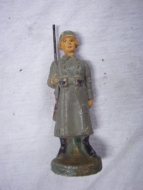 German toy soldier guardsman with rifle and overcoat.Elastolin soldaatje zonder merk, wachtpost, leuke voorstelling