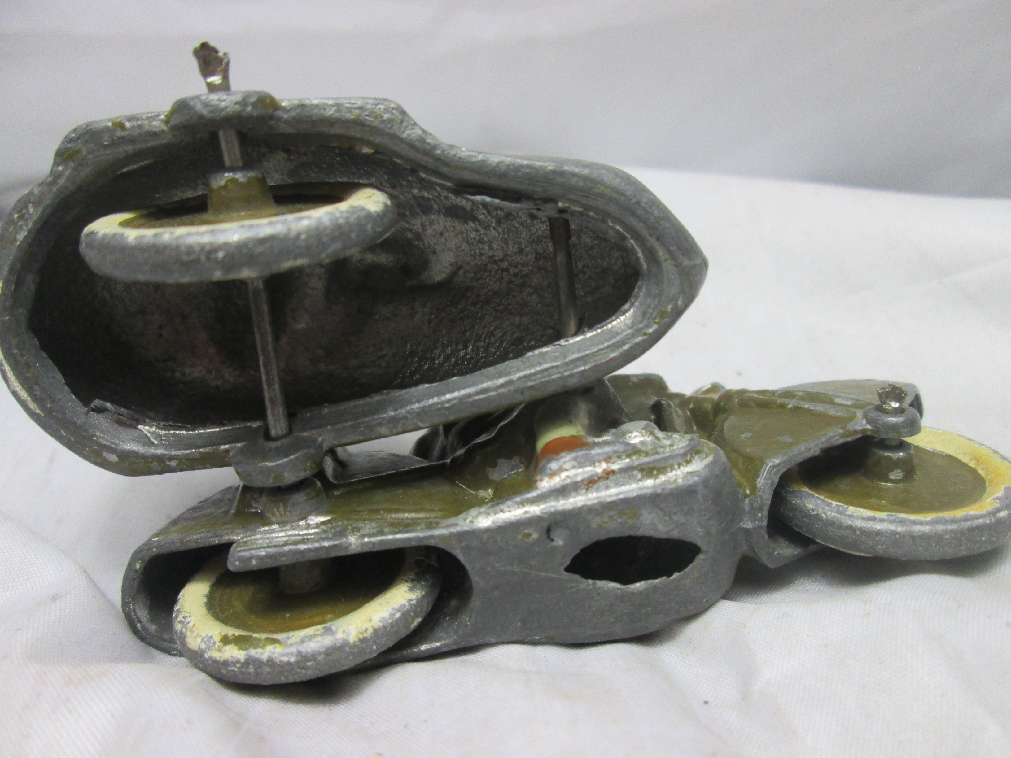 Aluminium motor with sidecar French army. Aluminium motor met zijspan met twee Franse militairen bijzonder stuk.