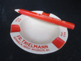 German advertisment item for pencils 1930- 1940 EBERHARD FABER. Duits reclame titem een asbak met daarop een potlood geschonken door de firma aan de winkelier op de ADOLF HITLER Stasse. Zeer bijzonder stuk.