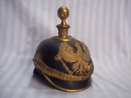 German officers spike helmet Artillery, nice untouched helmet. Duitse officiers pickelhaube artillerie, vuurverguld.  Helm is mooi in model, geen dubbele gaten dus alles zit er nog origineel op. gelijkgekleurd.