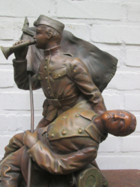 Terra-cotta beeld van 2 Belgische soldaten, gesigneerd, TOP stuk in een TOP staat.