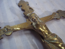 Bronse crucifix. Bronzen kruisbeeld uit kapel of kerk, zo rond 1910- 1930. mooi gemaakt en gedetailleerd. hoogte 58 cm. breed 28 cm.