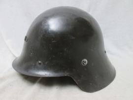 Spanish helmet Model 1926. used during the Spanish civil war 1936. Spaanse helm M-26 gebruikt tijdens de Spaanse burgeroorlog, zonder adelaar embleem. haakje voor het embleem zit nog op de voorkant van de helm. MINT staat helm.