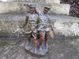 Statue of two soldiers ALLIANCE a French soldier is carrying a British wounded soldier. Gebronsd beeld Engelse en Franse soldaat die elkaar helpen. gesigneerd RUFFONY. hoogte 27 cm. zeer bijzondere voorstelling.