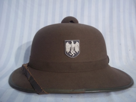 German 2nd pattern pith helmet with metal Wehrmacht decals. JHS- 1942. Duitse vilten tropenhelm 2e model deze kwam na de stoffen uitvoering, nauwlijks gedragen. bijna MINT conditie.