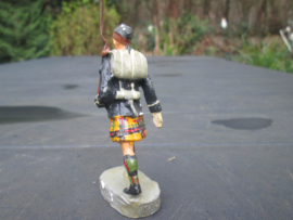 CHIALU Scottish soldier with fifle and glengarry. Schotse soldaat marcherend.