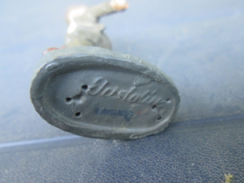 ELASTOLIN British soldier carrying something. Engelse soldaat die je iets kunt laten dragen.