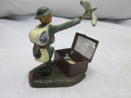 Elastolin toysoldier British soldier with pigeons. Speelgoedsoldaatje Engelse soldaat met duiven en duivenmand voor de verbindingen zeer nette staat.
