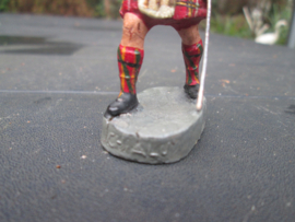 CHIALU Scottish soldier with the Union Jack. Schotse soldaat met de Engelse vlag. goede staat.