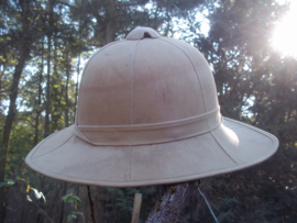 English pith helmet, nicely marked and dated 1942 Engelse tropenhelm, zeer strak model, met maker en datum en WD stempel War Department.