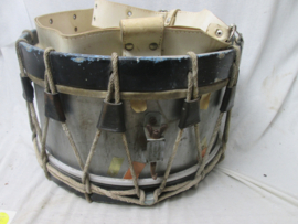 Military drum metal. Militaire trommel met drager, metalen kast Belgische aanmaak uit brussel jaren 30- 40.