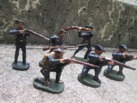 BELGIQUE 6 French soldiers chausseur Alpine. 6 Franse speelgoed soldaatje Alpine jagers met blauwe baret.