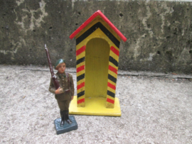 DURSO Belgium chausseur Ardenne on guard. Belgische Ardense jager bij zijn wachthuisje in de nationale Belgische kleuren. goede staat