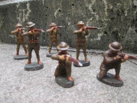 ELASTOLIN 6 British soldiers shooting. 6 Engelse soldaten schietend goede staat.
