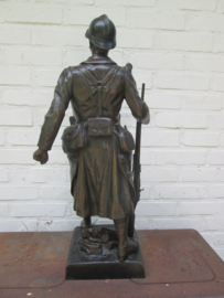 Statue of a French World War 1 soldier. very impressive.  Frans beeld, Le Poilu. Verdun, on ne passe pas. hoogte 64 cm. gesigneerd.