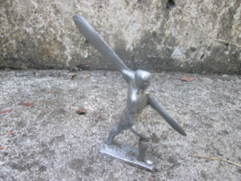 Aluminium soldier carrying a propellor. Quiralu. aluninium soldaat piloot met propeller.