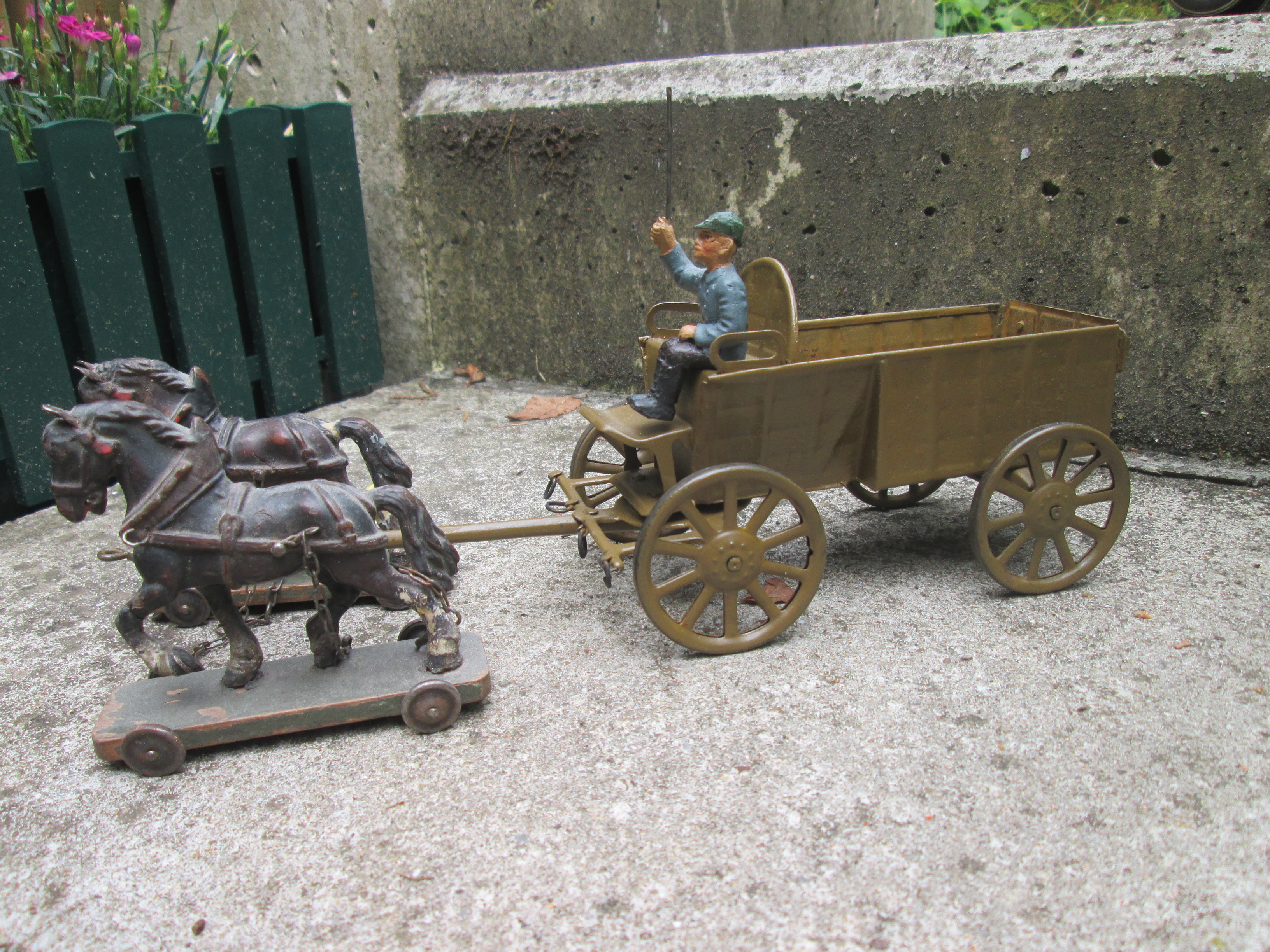 Tin toy, a farmer with his car and horses. Blikken speelgoed een boer met paard en wagen