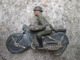 Unmarked soldier on motor. Soldaat op motor merkloos.