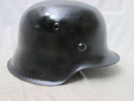 German helmet, with Finland liner. Duitse helm model 1942, afgedragen en hergebruikt door het Finse leger, en voorzien van een Fins binnenwerk.