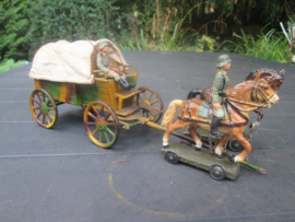Tippco tin wagon with 2 horses and German soldiers. Blikken huifkar met paarden en 2 Duitse soldaten.