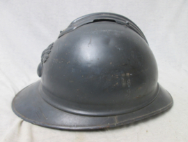 French helmet Casque Adrianne, M-1915 with infantry badge. Franse helm Model 1915 met infanterie embleem in een perfekte staat.