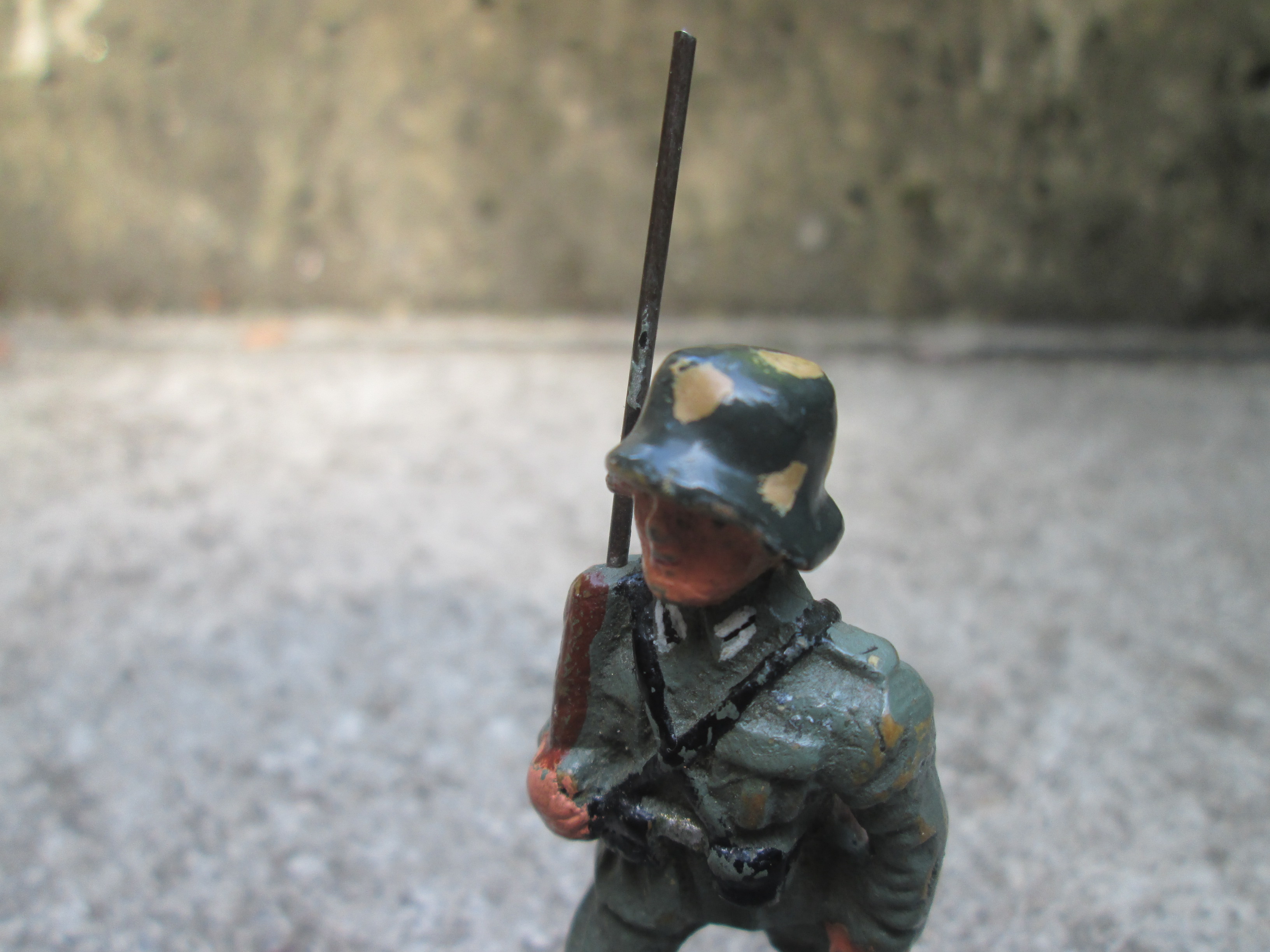 Elastolin Durso German soldier with camo helmet. Speelgoed soldaat Duitser met mimikri helm bijzonder stuk.