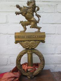 Belgium flagpole for Vetrans of the great war. Vlaggenstandaard ABBL met medaille lint, brons vuurverguld Franse tekst L'union fait la Force, Eendracht maakt macht. 37 cm, bijzonder stuk.