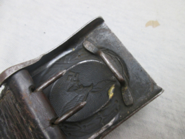 German metal buckle with tab of the air force, Luftwaffe. Duits koppelslot met leertje beide gemarkeerd ludenscheid 1940 mooi eerlijk Luftwaffe metalen koppelslot met nog verfresten.