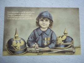 French postcard girl collecting german Pichelhauben. Postkaart. meisje verzamelt pinhelmen Komische kaart