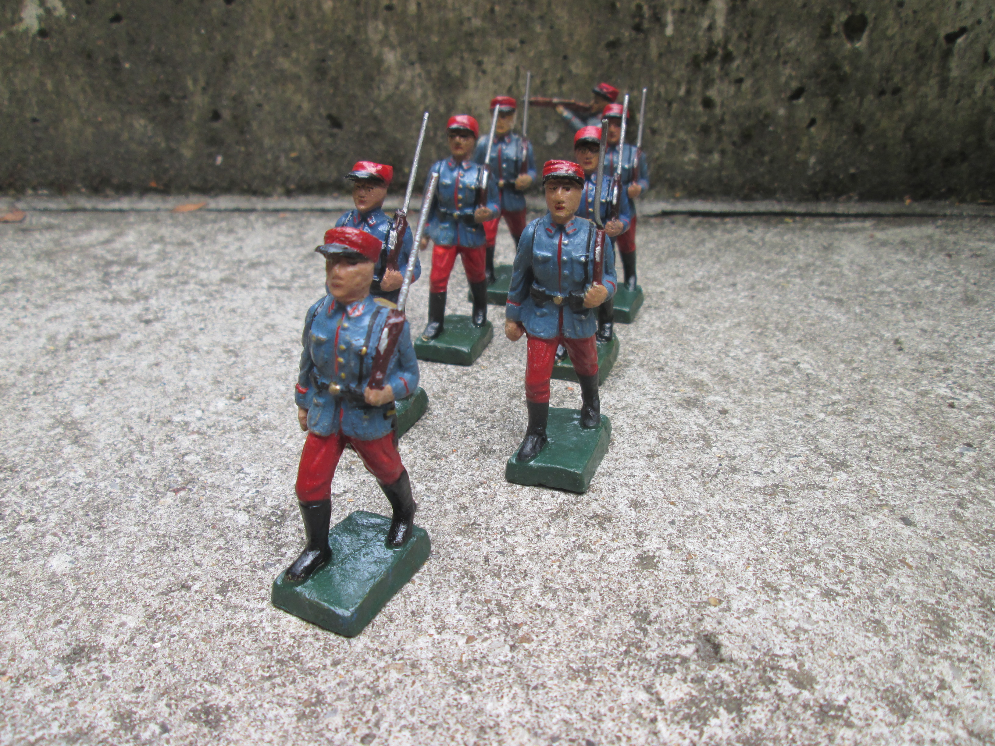 Set French marching soldiers 9 pieces. Set van 9 Franse soldaten in blue Horizon uniform met rode kepie zeer goede staat.