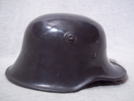 Duitse miniatuur helm Model 1916, zeer bijzonder is het formaat  15 bij 11 bij 9 cm. Dit is vrij groot, maar daarom is het ook een bijzonder press-papier. Zeldzaam stuk.