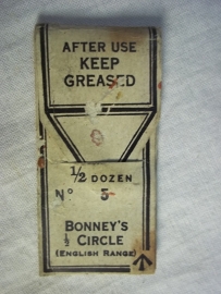 British surgeon needles 6 in one pack. nicely marked. Engelse operatie naalden in zakje met opschrift. militair verstrekt zie Broad-arrow rechts onder het zakje.