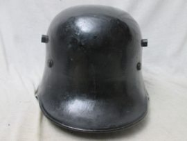 German helmet WW1 pattern, used by the Reichswehr and Polizei. Duitse helm WO1 model, gebruikt door de Reichswehr en politie, zware kwaliteit maat ET66, met bijzondere maker mooie eerlijke helm.